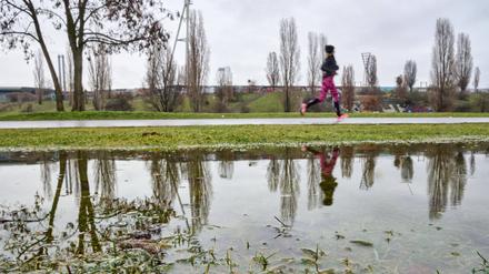 Feucht-kaltes Regenwetter am Berliner Mauerpark 