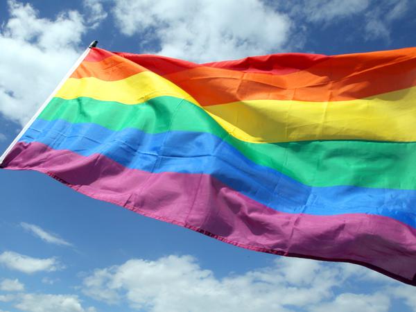Die Regenbogenfahne ist seit vielen Jahren ein Symbol für die queere Community.
