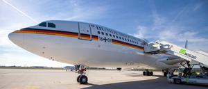 Der deutsche Regierungsflieger ·Konrad Adenauer· - ein Airbus A340 - steht auf dem militärischen Teil des Flughafens Berlin-Schönefeld.