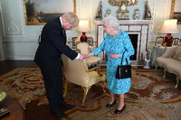 Königin Elizabeth II. von Großbritannien begrüßt Boris Johnson bei dessen Ankunft am Buckingham-Palast am 24. Juni 2019. Foto: Victoria Jones/PA Wire/dpa