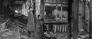 Der Morgen nach dem Reichstagsbrand. Polizisten betrachten den ausgebrannten Plenarsaal.