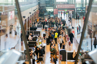 Am BER und weiteren betroffenen Flughäfen müssen Passagiere teils mit erheblichen Einschränkungen rechnen. Foto: Christoph Soeder/dpa