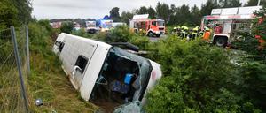 Bei einem Reisebus-Unfall auf der Autobahn 2 bei Peine östlich von Hannover wurden 19 Menschen verletzt.