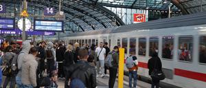 Reisende warten am Hauptbahnhof auf den Zug nach Amsterdam.