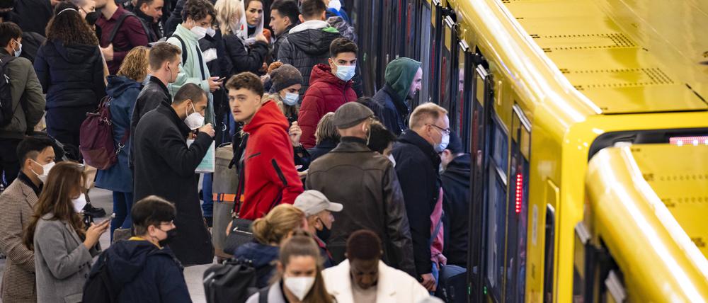 Reisende steigen ein und aus in einem U-Bahn Zug am Alexanderplatz