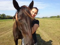 Rebecca Böde mit einem ihrer Pferde. Foto: privat