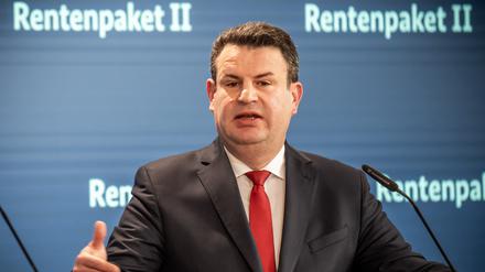 Hubertus Heil (SPD), Bundesminister für Arbeit und Soziales, gibt ein Pressestatement zum geplanten Rentenpaket II am 5. März 2024 in Berlin. 