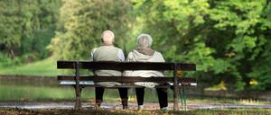 Zwei Rentner sitzen auf einer Bank. Bedürftige mit offenen Rentenansprüchen aus DDR-Zeiten können ab sofort Anträge auf Hilfen von mindestens 2500 Euro aus einem geplanten Härtefallfonds stellen.