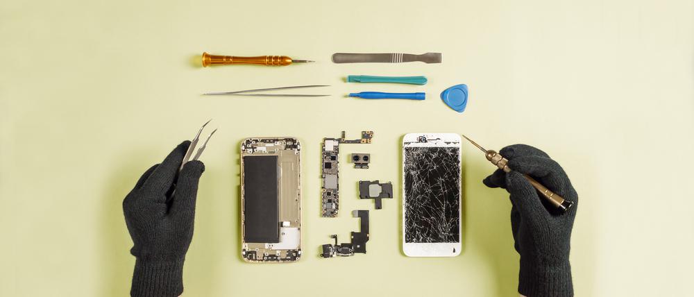 Reparatur am offenen Handy: Manche Smartphones kann man kaum reparieren.
