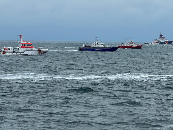 Rettungsschiffe suchen am 24. Oktober 2023 in der Nordsee nach Vermissten.