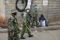 Der Lockdown in Kenia wird von Polizisten streng überwacht. Foto: REUTERS