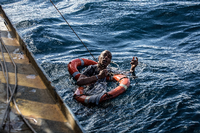 Letzte Hoffnung Seenotretter: Ein Migrant im Januar in einem Rettungsring der NGO "Sea Watch 3" Foto: Federico Scoppa/AFP