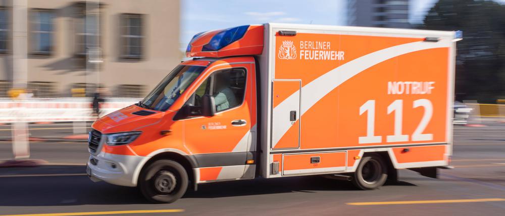 Rettungswagen der Berliner Feuerwehr auf Einsatzfahrt. (Symbolbild)