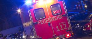 Bei einem Unfall in Berlin-Mitte ist am Donnerstagabend ein Motorradfahrer so schwer verletzt worden, dass er in einem Krankenhaus notoperiert werden musste. 