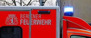 Rettungswagen RTW der Berliner Feuerwehr mit Blaulicht und Sondersignalen.