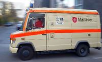 Rettungswagen müssen vor der Notaufnahme einer Klinik in Breslau warten. Foto: Krzysztof Kaniewski/imago