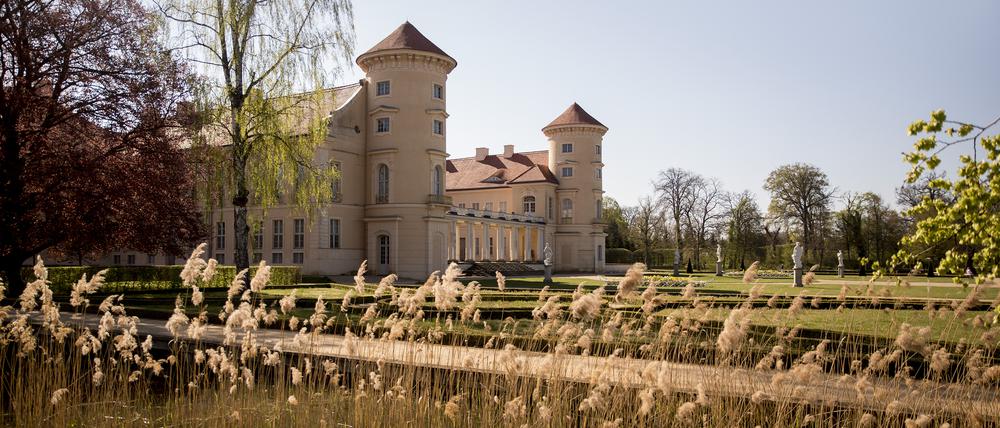 Blick auf Schloss Rheinsberg im Frühling