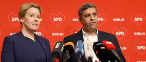  Franziska Giffey (SPD), Regierende Bürgermeisterin von Berlin, und Raed Saleh, Vorsitzender der SPD Berlin, geben eine Pressekonferenz nach der Sitzung des SPD-Landesvorstandes. 