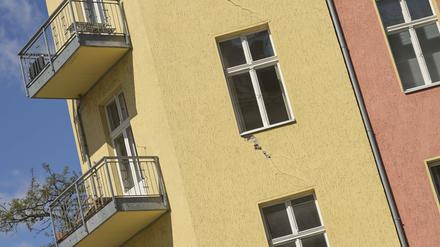 Risse in der Fassade, evakuiertes und gesperrtes Haus in Berlin-Schöneberg