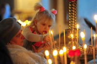 Lichterglanz. Wiederkehrende Rituale wie das Anzünden der Kerzen zu Weihnachten geben nicht nur Kindern Halt. Foto: Imago