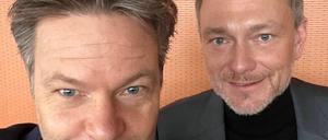 Robert Habeck (links) und Christian Lindner (rechts) lächeln bei einem Selfie in die Handykamera.