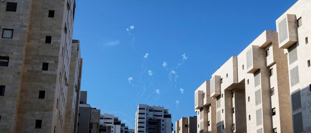 Das System „Iron Dome“ fängt palästinensische Raketen über Ashkelon ab.