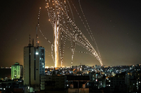 Raketen der Hamas werden auf ein Hochhaus in Tel Aviv abgefeuert Foto: Anas Baba/AFP