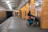 Allein auf sich gestellt: Ein obdachloser Mann im S-Bahnhof Rosenthaler Platz. Foto: Rolf Zöllner / epd/ imago