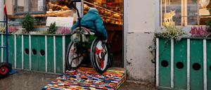 Barrierefrei dank Lego? Zwei Geschwister haben diese Rollstuhlrampe für eine Bäckerei in München gebaut, damit ihr Freund mit seinem Rollstuhl in den Laden gelangen kann.
