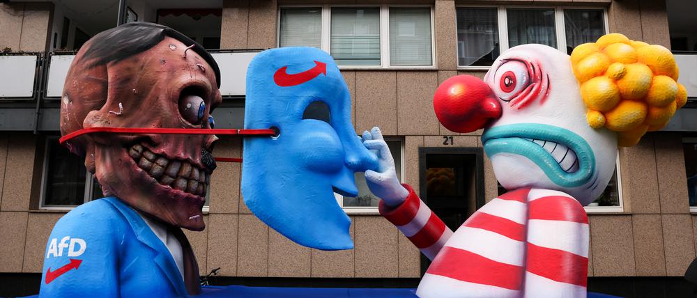 In Düsseldorf zieht man beim Rosenmontagszug der AfD die Maske ab.