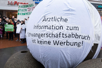 Demonstration für die Streichung des Strafrechtsparagrafen 219a Foto: imago/epd/Rolf Wegst