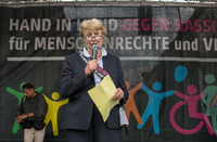 Barbara John spricht im Juni 2016 in Berlin zum Auftakt von bundesweiten Protestdemonstrationen gegen Rassismus. Foto: imago/epd