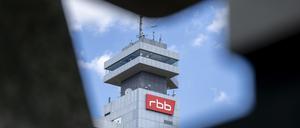 Das Logo des öffentlichen Senders Rundfunk Berlin-Brandenburg (RBB) ist an der Fassade am Sitz des Senders an der Masurenallee angebracht. 