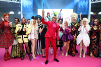 Fragwürdiges Bild von Weiblichkeit: Drag-Legende RuPaul inmitten von Drag-Contest-Teilnehmerinnen in London. Foto: REUTERS/Simon Dawson