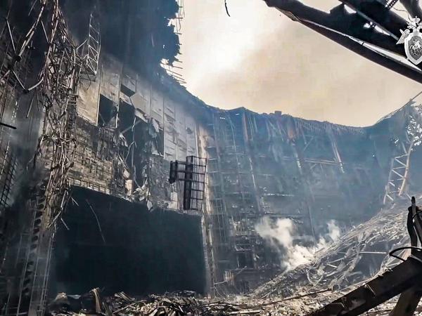 Die Trümmer der Konzerthalle „Crocus City Hall“ in der Stadt Krasnogorsk nach der Schießerei und dem Brand.