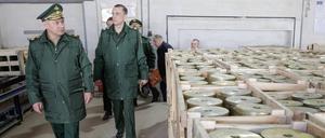 Der russische Verteidigungsminister Sergej Schoigu kontrolliert in der Region Nischni Novogorod regionale Unternehmen, um die Erfüllung des staatlichen Verteidigungsauftrags sicherzustellen.