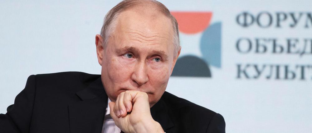 Der russische Präsident Wladimir Putin nimmt nach Angaben des Moskauer Staatsfernsehens an diesem Mittwoch an einem virtuellen G20-Gipfel teil. 