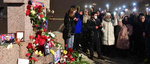 Menschen in St. Petersburg an einer Gedenkstelle für Opfer politischer Repression.
