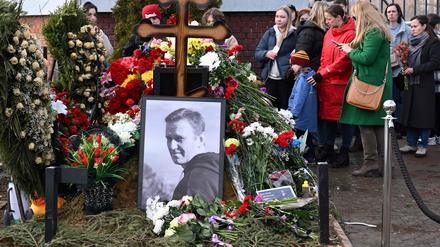 Menschen gedenken am Grab des verstorbenen russischen Oppositionsführers Alexej Nawalny am Tag der russischen Präsidentschaftswahlen in Moskau.
