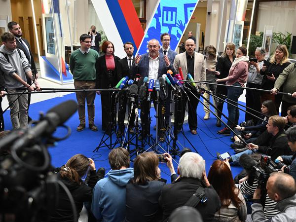 Der russische Politiker Boris Nadeschdin spricht nach der Entscheidung der Wahlkommisssion in Moskau mit den Medien.