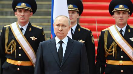Wladimir Putin mit Militärs.