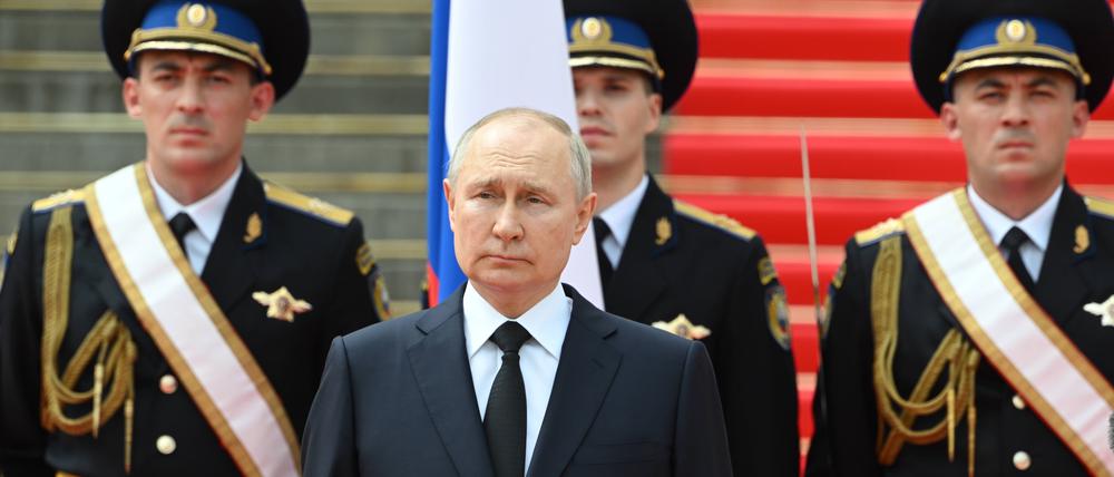 Wladimir Putin mit Militärs.