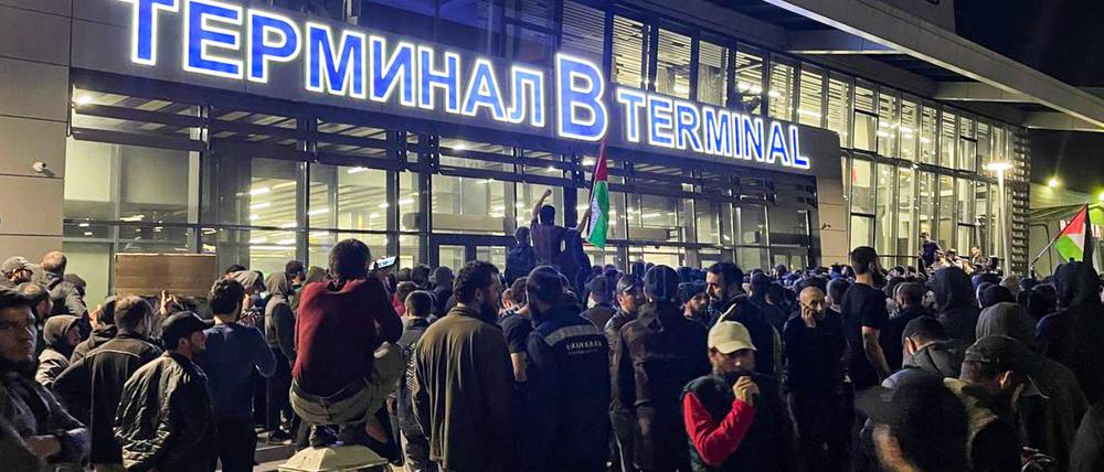 Einheimische sind während einer pro-palästinensischen Kundgebung auf dem Flughafen von Machatschkala.