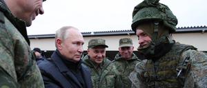 Wladimir Putin mit einem russischen Soldaten.