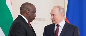 Südafrikas Präsident Cyril Ramaphosa und Wladimir Putin beim Afrika-Gipfel in St. Petersburg am 29. Juli 2023.