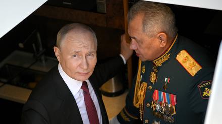 Wladimir Putin und sein Verteidigungsminister Sergei Schoigu. 