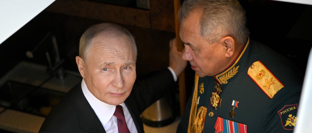 Wladimir Putin und sein Verteidigungsminister Sergei Schoigu. 