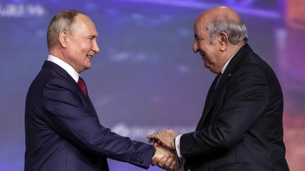 Russlands Präsident Vladimir Putin und Algeriens Präsident Abdelmadjid Tebboune beim Wirtschaftsforum in St. Petersburg 2023.