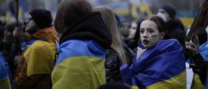People attend a demonstration against Russia's war on Ukraine to mark the first anniversary of Russia's full-scale invasion of Ukraine, in Berlin, Germany, Friday, Feb. 24, 2023. (AP Photo/Markus Schreiber)
