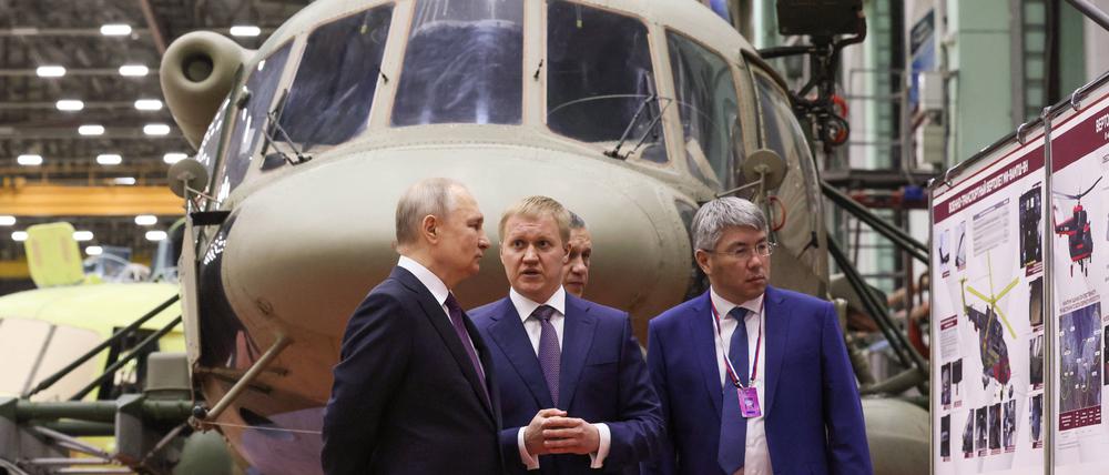 Russlands Präsident Wladimir Putin während eines Besuchs einer Hubschrauberfabrik im März.